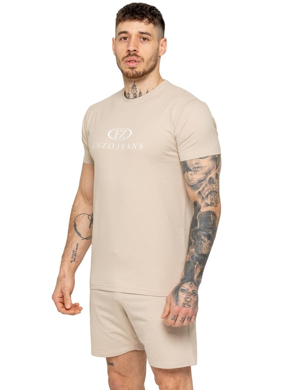 The Enzo Men's Gym Tracksuit is designed for both performance and style. The slim-fit T-shirt contours to the body for a sleek, athletic look, while the ribbed crew neck adds durability. The stretch material with Lycra fabric ensures maximum flexibility and comfort. The matching gym shorts feature a regular fit for ease of movement, with an elasticated waistband for a secure fit. The bold Enzo Jeans branding on both pieces adds a sporty edge.