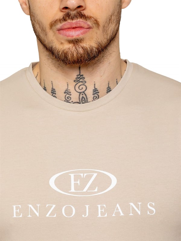 The Enzo Men's Gym Tracksuit is designed for both performance and style. The slim-fit T-shirt contours to the body for a sleek, athletic look, while the ribbed crew neck adds durability. The stretch material with Lycra fabric ensures maximum flexibility and comfort. The matching gym shorts feature a regular fit for ease of movement, with an elasticated waistband for a secure fit. The bold Enzo Jeans branding on both pieces adds a sporty edge.