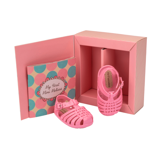 Make your baby's first steps into the world of extraordinary fashion unforgettable! The My First Mini Melissa Possession is 100% recyclable, has a PVC Full Plastic upper and structure, and features a nylon buckle. The classic and timeless design will have your little looking like a mini fashionista.