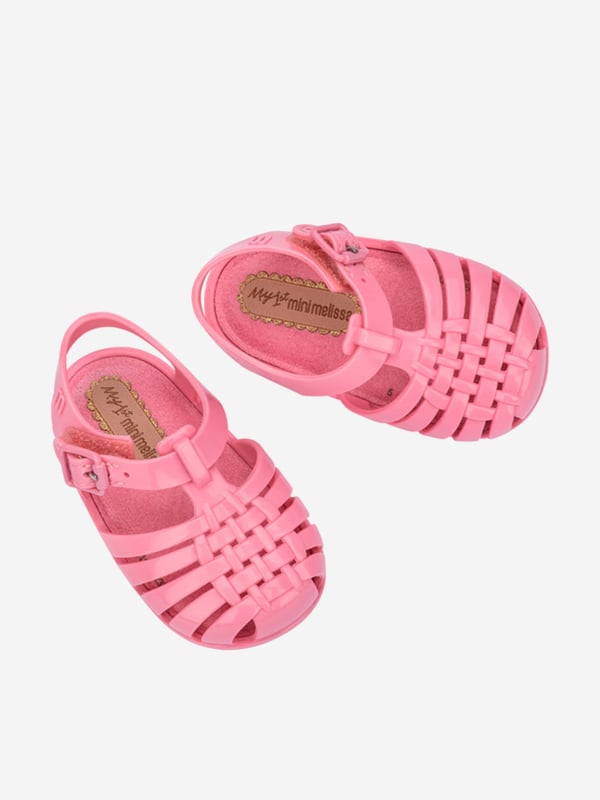Make your baby's first steps into the world of extraordinary fashion unforgettable! The My First Mini Melissa Possession is 100% recyclable, has a PVC Full Plastic upper and structure, and features a nylon buckle. The classic and timeless design will have your little looking like a mini fashionista.