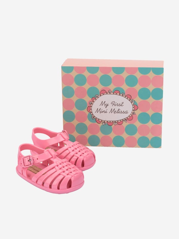 Make your baby's first steps into the world of extraordinary fashion unforgettable! The My First Mini Melissa Possession is 100% recyclable, has a PVC Full Plastic upper and structure, and features a nylon buckle. The classic and timeless design will have your little looking like a mini fashionista.