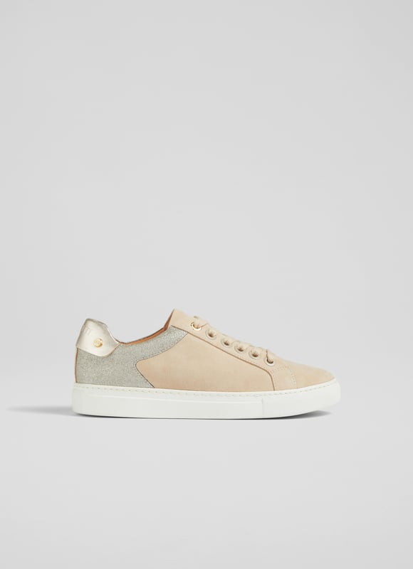 Lightly shine in the Signature classic stud trainers, where comfort meets style in every step. These casual flats feature a trench/gold colour scheme in luxurious kid suede with a textured finish, complemented by leather lining and a sleek round toe silhouette. Ideal for pairing with your favourite denim or adding a touch of elegance to a simple day dress.