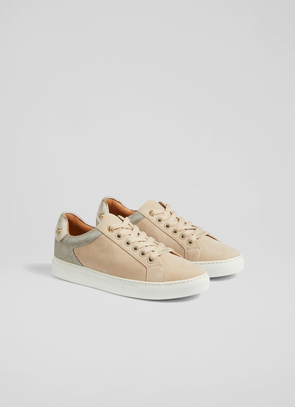 Lightly shine in the Signature classic stud trainers, where comfort meets style in every step. These casual flats feature a trench/gold colour scheme in luxurious kid suede with a textured finish, complemented by leather lining and a sleek round toe silhouette. Ideal for pairing with your favourite denim or adding a touch of elegance to a simple day dress.