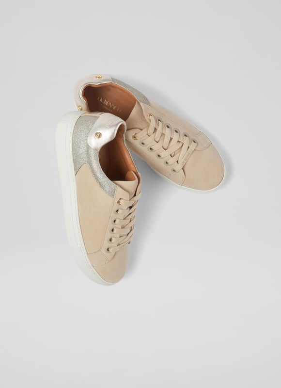 Lightly shine in the Signature classic stud trainers, where comfort meets style in every step. These casual flats feature a trench/gold colour scheme in luxurious kid suede with a textured finish, complemented by leather lining and a sleek round toe silhouette. Ideal for pairing with your favourite denim or adding a touch of elegance to a simple day dress.