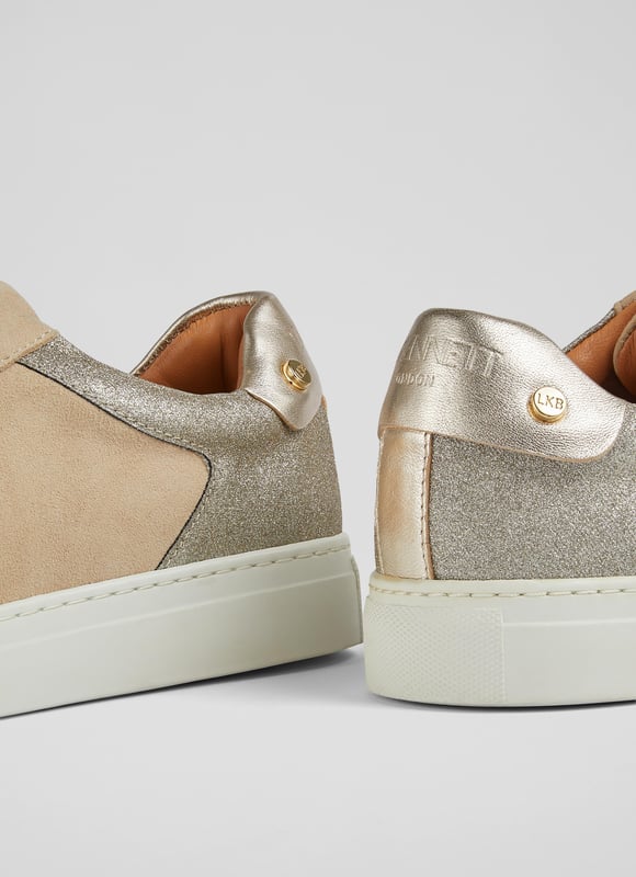 Lightly shine in the Signature classic stud trainers, where comfort meets style in every step. These casual flats feature a trench/gold colour scheme in luxurious kid suede with a textured finish, complemented by leather lining and a sleek round toe silhouette. Ideal for pairing with your favourite denim or adding a touch of elegance to a simple day dress.