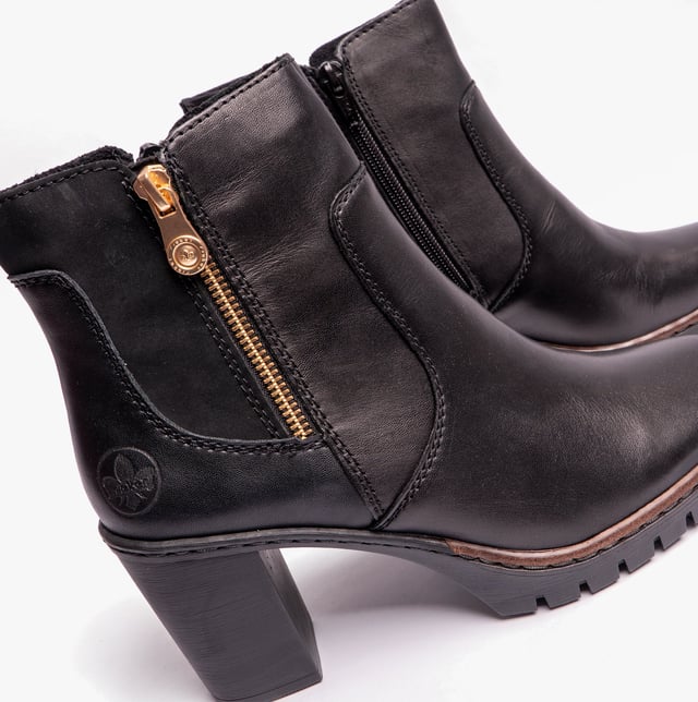 Rieker Rieker Y2557-00 Womens Leather Boots Black

 Upper Material: Leather

Lining Material: Faux Fur

Sole Material: RIRICON-sole

Closure/Fastening: Zip

Features: Warm Lining

Toe Shape: Round

Shoe Width: Relaxed

Item Weight: 1 KG

Heel Height: Medium (5-7.4cm)

Shoe Shaft Height: Ankle

Boot Style: Ankle Boots

Gift Boxed: No
Product Code: Y2557-00