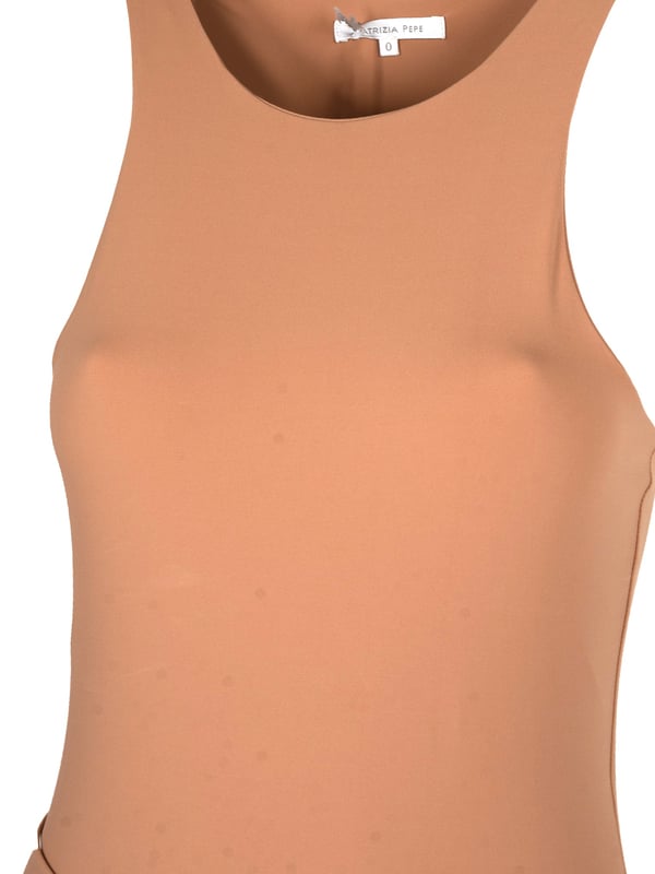 El corte ajustado de esta creación resalta la figura, añadiendo elegancia y confianza a cualquier persona que la lleve, mientras proporciona comodidad gracias a un diseño cuidadosamente pensado.

Con un cuello redondo que expone sutilmente el cuello y agrega delicadeza al estilo, esta prenda es ideal para diversas ocasiones, desde salidas diarias hasta encuentros más formales.

En la nuca lleva un logotipo de la marca, que constituye un detalle sutil pero significativo, añadiendo originalidad y destacando el carácter exclusivo del producto.

Decorada con lazos en el frente, que añaden encanto y gracia femenina, esta creación atrae miradas y se destaca entre otras prendas.

Confeccionada con tejido elástico de alta calidad, que se adapta perfectamente al cuerpo, asegurando comodidad y libertad de movimiento durante todo el día.

Producida en Italia, lo que garantiza la más alta calidad de fabricación y atención al detalle, así como resalta el prestigio y carácter lujoso de esta excepcional creación.