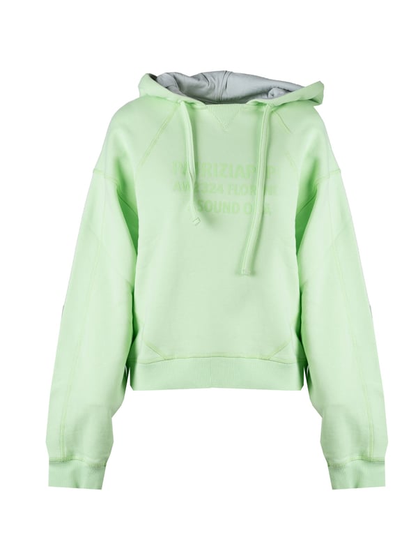La sudadera con capucha es la elección perfecta para aquellos que valoran el confort y el estilo, y su diseño sencillo hace que combine con cualquier atuendo diario, añadiendo un toque de desenfado y libertad.

Las mangas y el bajo acabados en puño no solo le dan a la sudadera un aspecto moderno, sino que también proporcionan calor y comodidad adicionales, ajustándose perfectamente al cuerpo y protegiendo del frío.

En el frente y en la capucha, el estampado con el nombre de la marca es un detalle sutil, pero destacado, que resalta la singularidad de la sudadera, añadiéndole carácter y evidenciando su alta calidad.

Hecha de tela de alta calidad, la sudadera no solo es agradable al tacto, sino también duradera y resistente al desgaste, lo que significa que servirá durante muchas temporadas, manteniendo al mismo tiempo su impecable apariencia.