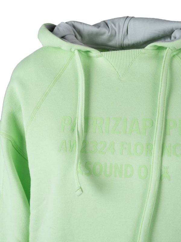 La sudadera con capucha es la elección perfecta para aquellos que valoran el confort y el estilo, y su diseño sencillo hace que combine con cualquier atuendo diario, añadiendo un toque de desenfado y libertad.

Las mangas y el bajo acabados en puño no solo le dan a la sudadera un aspecto moderno, sino que también proporcionan calor y comodidad adicionales, ajustándose perfectamente al cuerpo y protegiendo del frío.

En el frente y en la capucha, el estampado con el nombre de la marca es un detalle sutil, pero destacado, que resalta la singularidad de la sudadera, añadiéndole carácter y evidenciando su alta calidad.

Hecha de tela de alta calidad, la sudadera no solo es agradable al tacto, sino también duradera y resistente al desgaste, lo que significa que servirá durante muchas temporadas, manteniendo al mismo tiempo su impecable apariencia.