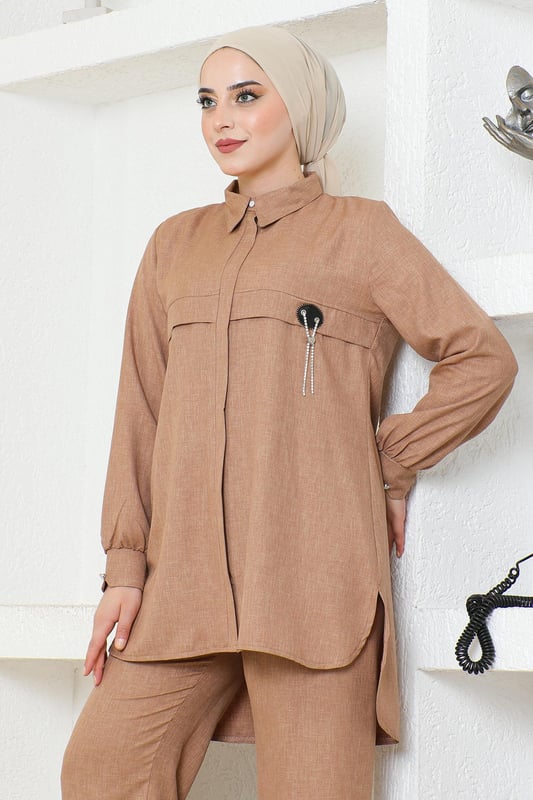 Stoffmerkmal: Hergestellt aus meliertem Leinenstoff.Produktmerkmal: Es handelt sich um ein neues Hijab-Modestück der Saison. Es ist ungefüttert. Die Tunika hat einen versteckten Frontreißverschluss, der verwendet werden kann. Der Halsbereich und die Manschetten sind mit Steinen verziert. Die Hose hat einen elastischen Bund. Aufgrund von Konzeptaufnahmen kann es zu Farbunterschieden kommen. Die Größe des Models ist