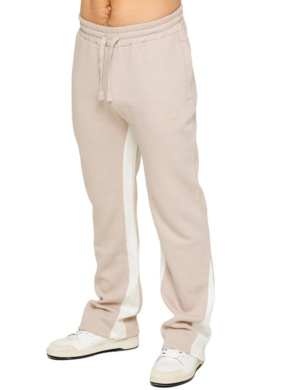 The Enzo Milano Men's Flared Joggers offer a perfect blend of comfort and style with a relaxed fit. Designed with an elasticated waistband and adjustable drawstring, they provide a customizable fit for maximum comfort. The joggers feature a contrast inner panel for a unique, stylish touch. With two side pockets for convenience and a sleek Enzo Milano rubber print on the leg, these joggers make a bold statement while staying practical.
