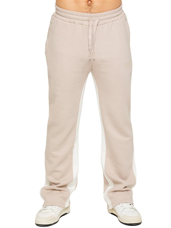 The Enzo Milano Men's Flared Joggers offer a perfect blend of comfort and style with a relaxed fit. Designed with an elasticated waistband and adjustable drawstring, they provide a customizable fit for maximum comfort. The joggers feature a contrast inner panel for a unique, stylish touch. With two side pockets for convenience and a sleek Enzo Milano rubber print on the leg, these joggers make a bold statement while staying practical.