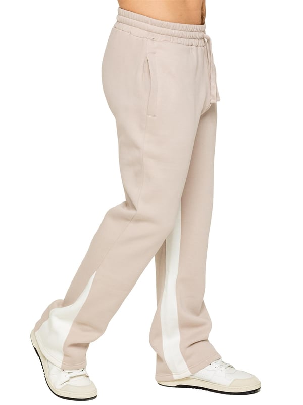 The Enzo Milano Men's Flared Joggers offer a perfect blend of comfort and style with a relaxed fit. Designed with an elasticated waistband and adjustable drawstring, they provide a customizable fit for maximum comfort. The joggers feature a contrast inner panel for a unique, stylish touch. With two side pockets for convenience and a sleek Enzo Milano rubber print on the leg, these joggers make a bold statement while staying practical.