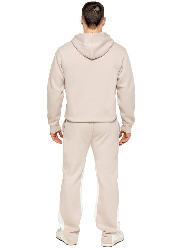 The Enzo Milano Men's Flared Joggers offer a perfect blend of comfort and style with a relaxed fit. Designed with an elasticated waistband and adjustable drawstring, they provide a customizable fit for maximum comfort. The joggers feature a contrast inner panel for a unique, stylish touch. With two side pockets for convenience and a sleek Enzo Milano rubber print on the leg, these joggers make a bold statement while staying practical.