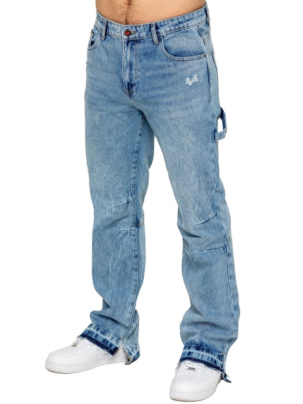 Enzo Men's Split Hem Jeans kombinerar komfort och stil med en raka ben och lös passform. Med en sliten effekt, rå kant och delad fåll får de en modern och tuff look. Dartdetaljer vid knät och en cut-and-sew-design bakom knät ger subtila designelement.Med en 5-ficksdesign, ögla under bakfickan och öppen fåll är dessa jeans både stiliga och praktiska. Märkta knappar, nitar och en Enzo Milano-metallbricka fulländar looken, medan gylf med dragkedja gör dem enkla att bära. Designade för den som uppskattar trendiga jeans med en urban känsla