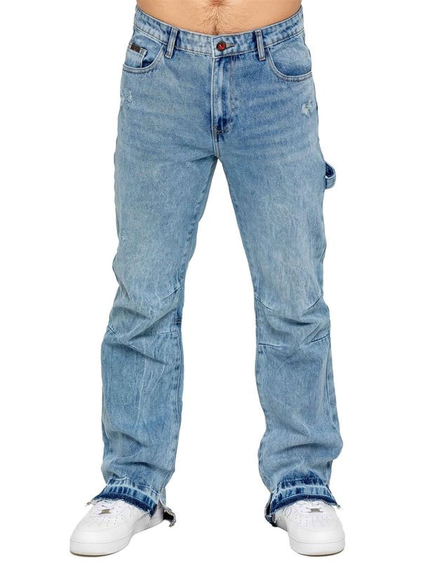 Enzo Men's Split Hem Jeans kombinerar komfort och stil med en raka ben och lös passform. Med en sliten effekt, rå kant och delad fåll får de en modern och tuff look. Dartdetaljer vid knät och en cut-and-sew-design bakom knät ger subtila designelement.Med en 5-ficksdesign, ögla under bakfickan och öppen fåll är dessa jeans både stiliga och praktiska. Märkta knappar, nitar och en Enzo Milano-metallbricka fulländar looken, medan gylf med dragkedja gör dem enkla att bära. Designade för den som uppskattar trendiga jeans med en urban känsla