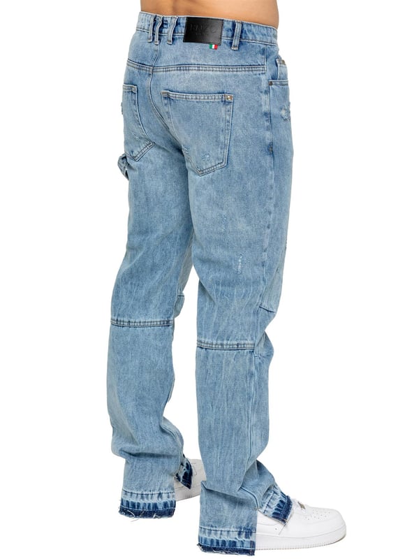 Enzo Men's Split Hem Jeans kombinerar komfort och stil med en raka ben och lös passform. Med en sliten effekt, rå kant och delad fåll får de en modern och tuff look. Dartdetaljer vid knät och en cut-and-sew-design bakom knät ger subtila designelement.Med en 5-ficksdesign, ögla under bakfickan och öppen fåll är dessa jeans både stiliga och praktiska. Märkta knappar, nitar och en Enzo Milano-metallbricka fulländar looken, medan gylf med dragkedja gör dem enkla att bära. Designade för den som uppskattar trendiga jeans med en urban känsla