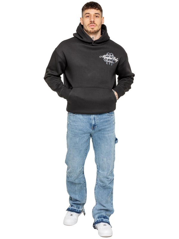 Enzo Men's Split Hem Jeans kombinerar komfort och stil med en raka ben och lös passform. Med en sliten effekt, rå kant och delad fåll får de en modern och tuff look. Dartdetaljer vid knät och en cut-and-sew-design bakom knät ger subtila designelement.Med en 5-ficksdesign, ögla under bakfickan och öppen fåll är dessa jeans både stiliga och praktiska. Märkta knappar, nitar och en Enzo Milano-metallbricka fulländar looken, medan gylf med dragkedja gör dem enkla att bära. Designade för den som uppskattar trendiga jeans med en urban känsla