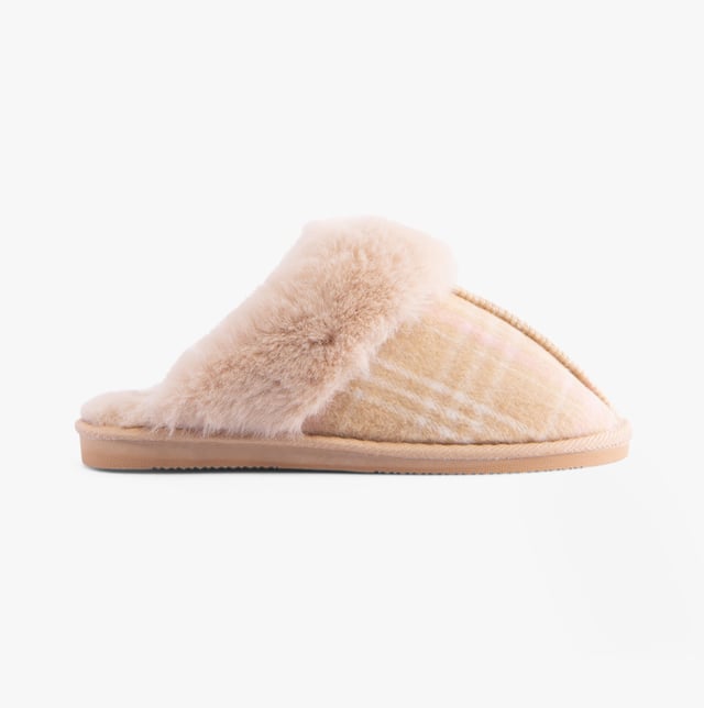 Jo &amp; Joe Jo &amp; Joe ALDWYCH Womens Slippers Beige

 Upper Material: Textile

Lining Material: Faux Fur

Sole Material: Rubber

Closure/Fastening: Slip-On

Features: Comfort,Warm Lining

Toe Shape: Round

Shoe Width: Regular

Item Weight: 0.5 KG

Heel Height: Flat (Under 2.5cm)

Slipper Style: Mule

Gift Boxed: No
Product Code: ALDWYCH/BEIGE