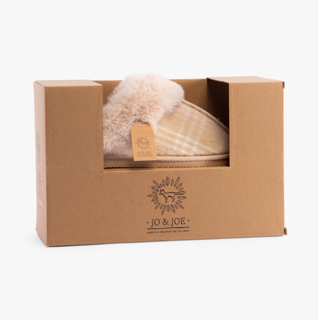 Jo &amp; Joe Jo &amp; Joe ALDWYCH Womens Slippers Beige

 Upper Material: Textile

Lining Material: Faux Fur

Sole Material: Rubber

Closure/Fastening: Slip-On

Features: Comfort,Warm Lining

Toe Shape: Round

Shoe Width: Regular

Item Weight: 0.5 KG

Heel Height: Flat (Under 2.5cm)

Slipper Style: Mule

Gift Boxed: No
Product Code: ALDWYCH/BEIGE