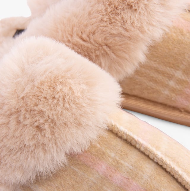 Jo &amp; Joe Jo &amp; Joe ALDWYCH Womens Slippers Beige

 Upper Material: Textile

Lining Material: Faux Fur

Sole Material: Rubber

Closure/Fastening: Slip-On

Features: Comfort,Warm Lining

Toe Shape: Round

Shoe Width: Regular

Item Weight: 0.5 KG

Heel Height: Flat (Under 2.5cm)

Slipper Style: Mule

Gift Boxed: No
Product Code: ALDWYCH/BEIGE