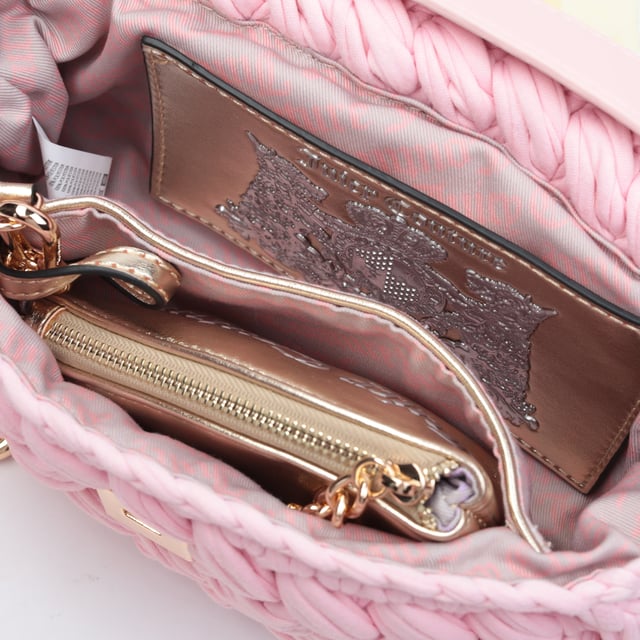 Bolso de hombro Juicy Couture Summer Vibes: Estilo y alegría

Este bolso Juicy Couture no es sólo un accesorio, sino un pase a un verano inolvidable, una mezcla de estilo y alegría que espera ser tuya.

Dimensiones: 22 x 6 x 13 cm