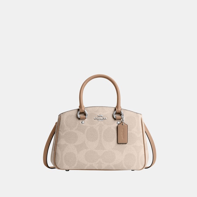 Savannah Small Carryall in Maxi Signature Canvas, Four protective feet at base, Inside multifunction pocket
 Center zip compartment,  Length: 28.50 cm,  Width: 10.00 cm,  Height: 18.00 cm