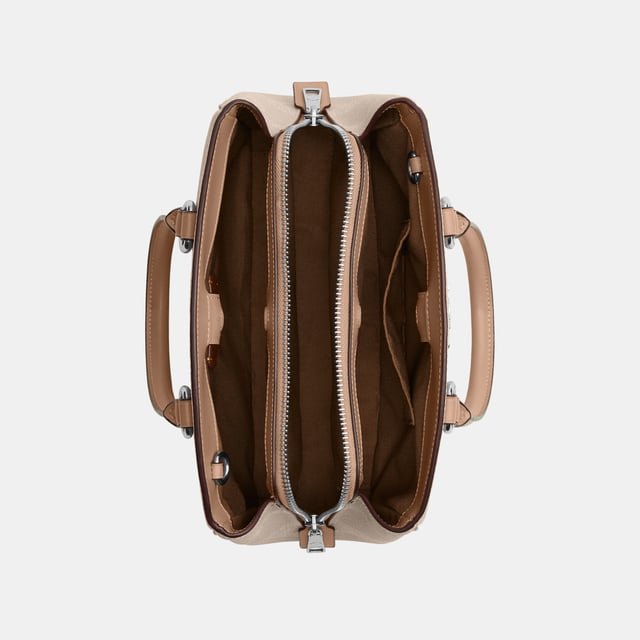Savannah Small Carryall in Maxi Signature Canvas, Four protective feet at base, Inside multifunction pocket
 Center zip compartment,  Length: 28.50 cm,  Width: 10.00 cm,  Height: 18.00 cm