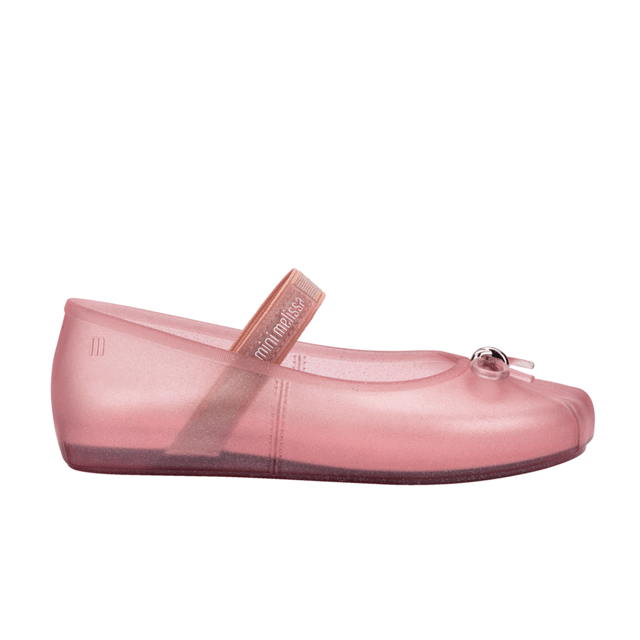 Mini Melissa Sophie is what you need to get into balletcore with everything you need. The model, super delicate and feminine, features classic ballet features, such as a thin bow at the tip and an elastic band over the instep at the foot. There is stability and comfort when wearing through these details. The color palette, in passionate pastel tones, is inspired by ballet shoes.