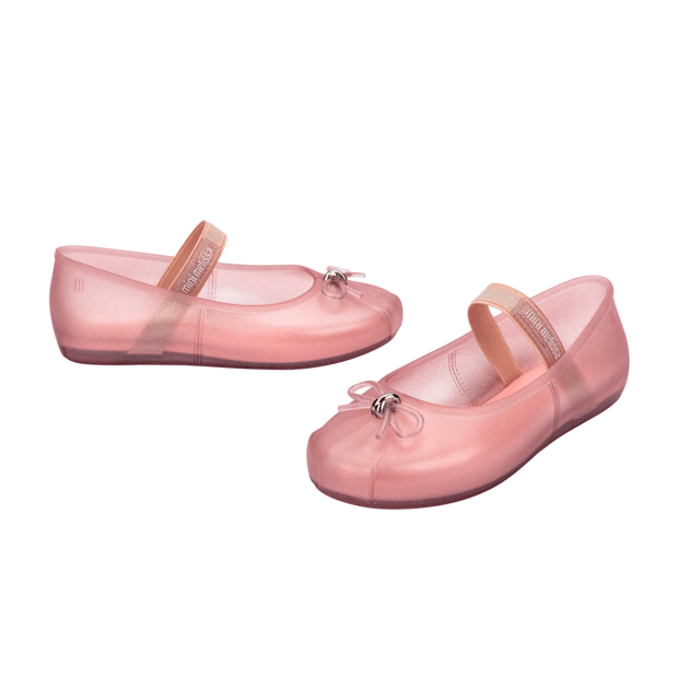 Mini Melissa Sophie is what you need to get into balletcore with everything you need. The model, super delicate and feminine, features classic ballet features, such as a thin bow at the tip and an elastic band over the instep at the foot. There is stability and comfort when wearing through these details. The color palette, in passionate pastel tones, is inspired by ballet shoes.