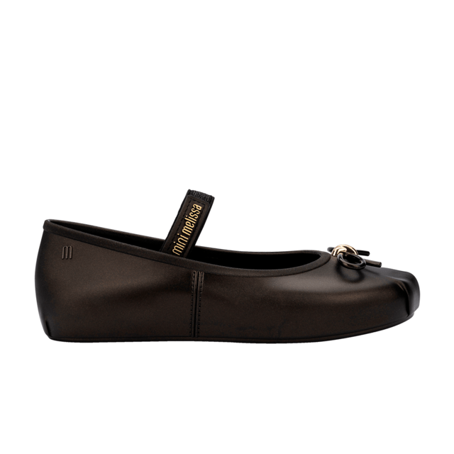 Mini Melissa Sophie is what you need to get into balletcore with everything you need. The model, super delicate and feminine, features classic ballet features, such as a thin bow at the tip and an elastic band over the instep at the foot. There is stability and comfort when wearing through these details. The color palette, in passionate pastel tones, is inspired by ballet shoes.