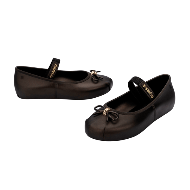 Mini Melissa Sophie is what you need to get into balletcore with everything you need. The model, super delicate and feminine, features classic ballet features, such as a thin bow at the tip and an elastic band over the instep at the foot. There is stability and comfort when wearing through these details. The color palette, in passionate pastel tones, is inspired by ballet shoes.