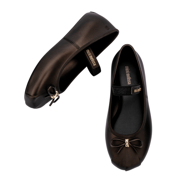 Mini Melissa Sophie is what you need to get into balletcore with everything you need. The model, super delicate and feminine, features classic ballet features, such as a thin bow at the tip and an elastic band over the instep at the foot. There is stability and comfort when wearing through these details. The color palette, in passionate pastel tones, is inspired by ballet shoes.