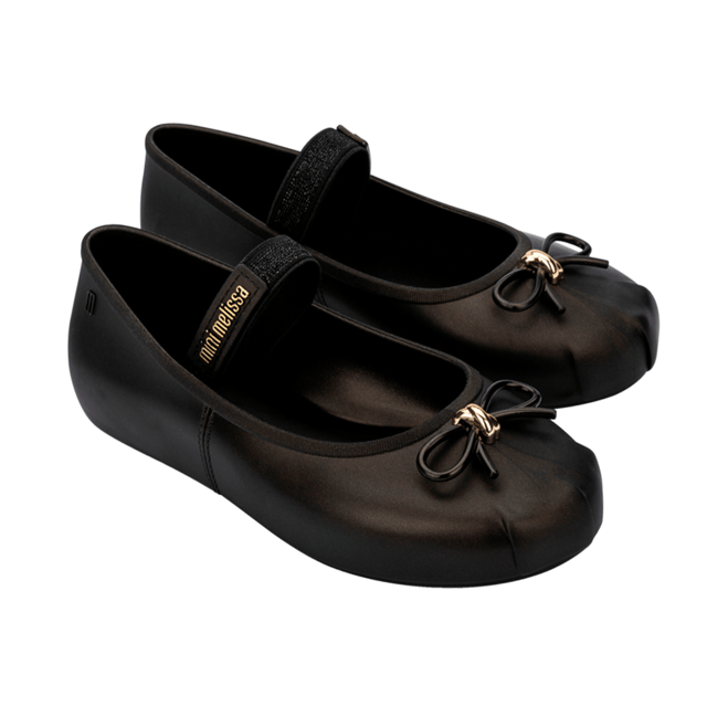 Mini Melissa Sophie is what you need to get into balletcore with everything you need. The model, super delicate and feminine, features classic ballet features, such as a thin bow at the tip and an elastic band over the instep at the foot. There is stability and comfort when wearing through these details. The color palette, in passionate pastel tones, is inspired by ballet shoes.
