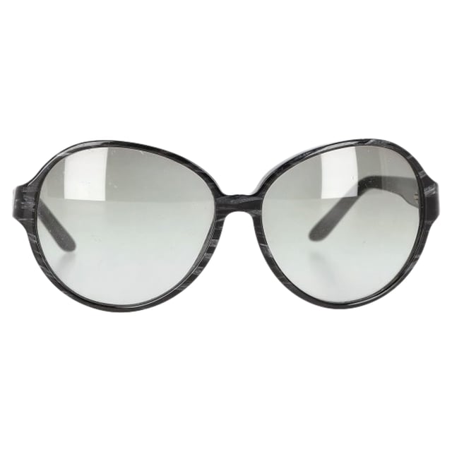 VINTAGE, UVP WIE NEU  
Die oversized Sonnenbrille von Miu Miu aus schwarzem Acetat ist das perfekte Accessoire, um jedem Outfit einen mutigen, glamourösen Akzent zu verleihen. Mit ihrem übergroßen Rahmen und dem eleganten schwarzen Acetat bieten diese Sonnenbrillen einen schicken, hochmodischen Look und gleichzeitig vollen Sonnenschutz. Mit ihrem markanten Design heben sie mühelos sowohl legere als auch festliche Looks hervor.  

Miu Miu Oversized Sonnenbrille aus schwarzem Acetat  
Zustand: Ausgezeichnet  
Tragespuren: Keine Tragespuren.  
Verpackung: Keine  
Farbe: schwarz  
Material: Acetat  
Größe: Einheitsgröße | Einheitsgröße  
Maße: Breite: 145; Höhe: 55  
SKU: NAPPUGBAC448513W