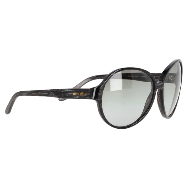 VINTAGE, UVP WIE NEU  
Die oversized Sonnenbrille von Miu Miu aus schwarzem Acetat ist das perfekte Accessoire, um jedem Outfit einen mutigen, glamourösen Akzent zu verleihen. Mit ihrem übergroßen Rahmen und dem eleganten schwarzen Acetat bieten diese Sonnenbrillen einen schicken, hochmodischen Look und gleichzeitig vollen Sonnenschutz. Mit ihrem markanten Design heben sie mühelos sowohl legere als auch festliche Looks hervor.  

Miu Miu Oversized Sonnenbrille aus schwarzem Acetat  
Zustand: Ausgezeichnet  
Tragespuren: Keine Tragespuren.  
Verpackung: Keine  
Farbe: schwarz  
Material: Acetat  
Größe: Einheitsgröße | Einheitsgröße  
Maße: Breite: 145; Höhe: 55  
SKU: NAPPUGBAC448513W