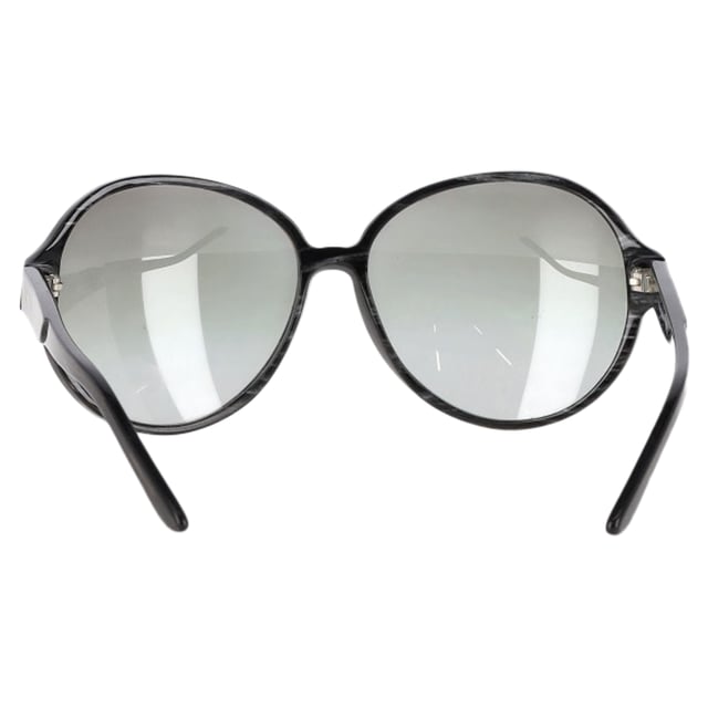VINTAGE, UVP WIE NEU  
Die oversized Sonnenbrille von Miu Miu aus schwarzem Acetat ist das perfekte Accessoire, um jedem Outfit einen mutigen, glamourösen Akzent zu verleihen. Mit ihrem übergroßen Rahmen und dem eleganten schwarzen Acetat bieten diese Sonnenbrillen einen schicken, hochmodischen Look und gleichzeitig vollen Sonnenschutz. Mit ihrem markanten Design heben sie mühelos sowohl legere als auch festliche Looks hervor.  

Miu Miu Oversized Sonnenbrille aus schwarzem Acetat  
Zustand: Ausgezeichnet  
Tragespuren: Keine Tragespuren.  
Verpackung: Keine  
Farbe: schwarz  
Material: Acetat  
Größe: Einheitsgröße | Einheitsgröße  
Maße: Breite: 145; Höhe: 55  
SKU: NAPPUGBAC448513W