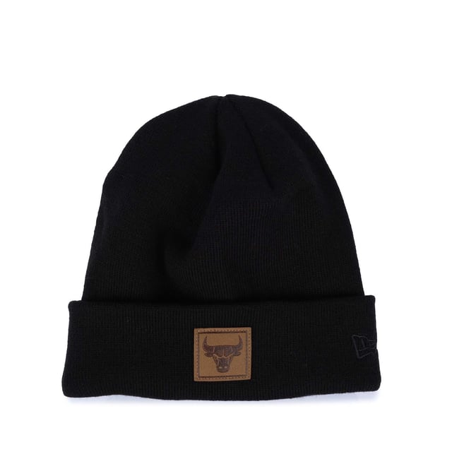 New Era Chicago Bulls Team Patch Cuff Beanie in black.- Warm  comfortable and featuring a bold embroidered logo.- 100% Acrylic.- Ref: 60565196