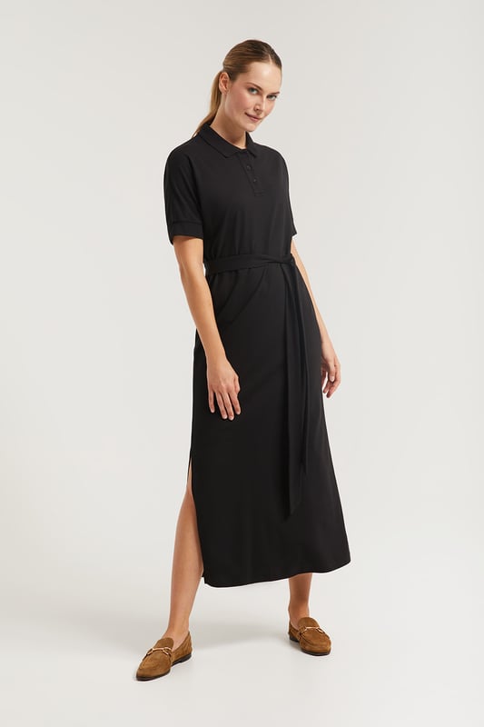 Kleid mit Polokragen, personalisierten Knöpfen im passenden Farbton und Dolman-Ärmeln. Ein edles Basic in Midi-Länge mit einem Gürtel, der an die Figur angepasst werden kann. Die Materialmischung aus Baumwollpiqué und Tencel ist sehr angenehm zu tragen und atmungsaktiv, weshalb sich das Kleid perfekt für warme Sommertage eignet. Mit Polo Club Logo-Stickerei passend zum Untergrund. Der Gürtel hat eine Länge von circa 2 m.
