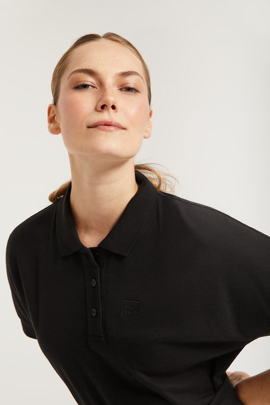 Kleid mit Polokragen, personalisierten Knöpfen im passenden Farbton und Dolman-Ärmeln. Ein edles Basic in Midi-Länge mit einem Gürtel, der an die Figur angepasst werden kann. Die Materialmischung aus Baumwollpiqué und Tencel ist sehr angenehm zu tragen und atmungsaktiv, weshalb sich das Kleid perfekt für warme Sommertage eignet. Mit Polo Club Logo-Stickerei passend zum Untergrund. Der Gürtel hat eine Länge von circa 2 m.