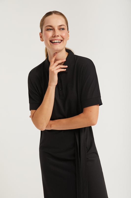 Kleid mit Polokragen, personalisierten Knöpfen im passenden Farbton und Dolman-Ärmeln. Ein edles Basic in Midi-Länge mit einem Gürtel, der an die Figur angepasst werden kann. Die Materialmischung aus Baumwollpiqué und Tencel ist sehr angenehm zu tragen und atmungsaktiv, weshalb sich das Kleid perfekt für warme Sommertage eignet. Mit Polo Club Logo-Stickerei passend zum Untergrund. Der Gürtel hat eine Länge von circa 2 m.