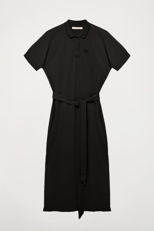 Kleid mit Polokragen, personalisierten Knöpfen im passenden Farbton und Dolman-Ärmeln. Ein edles Basic in Midi-Länge mit einem Gürtel, der an die Figur angepasst werden kann. Die Materialmischung aus Baumwollpiqué und Tencel ist sehr angenehm zu tragen und atmungsaktiv, weshalb sich das Kleid perfekt für warme Sommertage eignet. Mit Polo Club Logo-Stickerei passend zum Untergrund. Der Gürtel hat eine Länge von circa 2 m.