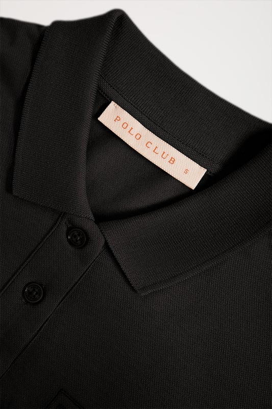 Kleid mit Polokragen, personalisierten Knöpfen im passenden Farbton und Dolman-Ärmeln. Ein edles Basic in Midi-Länge mit einem Gürtel, der an die Figur angepasst werden kann. Die Materialmischung aus Baumwollpiqué und Tencel ist sehr angenehm zu tragen und atmungsaktiv, weshalb sich das Kleid perfekt für warme Sommertage eignet. Mit Polo Club Logo-Stickerei passend zum Untergrund. Der Gürtel hat eine Länge von circa 2 m.