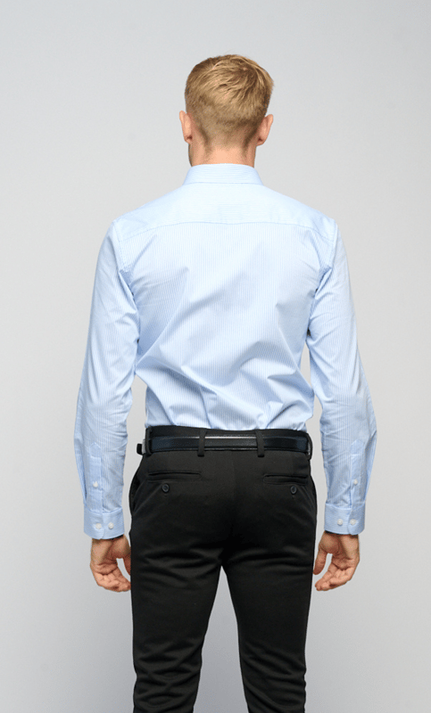 La camisa de rendimiento original de Teeshoppen  de Teeshoppen tiene una camisa agradable y elegante aquí. La camisa es la opción segura para aquellos que necesitan un aspecto inteligente que se pueda usar en varias ocasiones. Puedes usar la camisa para ropa cotidiana más formal, así como para tu atuendo de fiesta.  Aquí ves una camisa de rendimiento original en color azul claro/blanco.   ¿A qué tamaños llega la camisa de rendimiento original?  La camisa de rendimiento original se puede seleccionar en 6 tamaños diferentes.  Los tamaños están adaptados para los hombres.