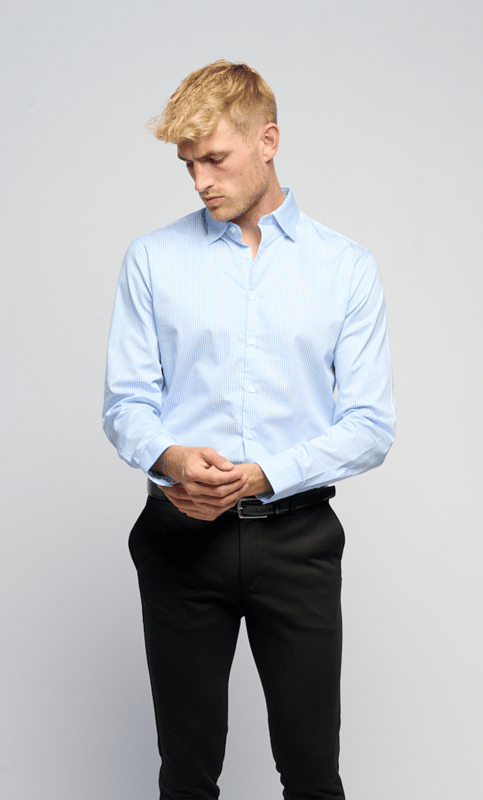 La camisa de rendimiento original de Teeshoppen  de Teeshoppen tiene una camisa agradable y elegante aquí. La camisa es la opción segura para aquellos que necesitan un aspecto inteligente que se pueda usar en varias ocasiones. Puedes usar la camisa para ropa cotidiana más formal, así como para tu atuendo de fiesta.  Aquí ves una camisa de rendimiento original en color azul claro/blanco.   ¿A qué tamaños llega la camisa de rendimiento original?  La camisa de rendimiento original se puede seleccionar en 6 tamaños diferentes.  Los tamaños están adaptados para los hombres.