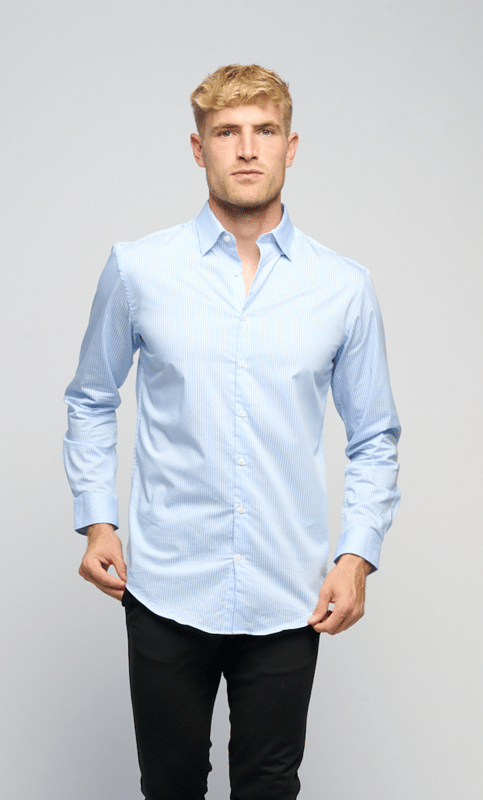 La camisa de rendimiento original de Teeshoppen  de Teeshoppen tiene una camisa agradable y elegante aquí. La camisa es la opción segura para aquellos que necesitan un aspecto inteligente que se pueda usar en varias ocasiones. Puedes usar la camisa para ropa cotidiana más formal, así como para tu atuendo de fiesta.  Aquí ves una camisa de rendimiento original en color azul claro/blanco.   ¿A qué tamaños llega la camisa de rendimiento original?  La camisa de rendimiento original se puede seleccionar en 6 tamaños diferentes.  Los tamaños están adaptados para los hombres.