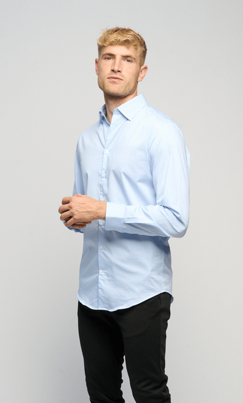 La camisa de rendimiento original de Teeshoppen  de Teeshoppen tiene una camisa agradable y elegante aquí. La camisa es la opción segura para aquellos que necesitan un aspecto inteligente que se pueda usar en varias ocasiones. Puedes usar la camisa para ropa cotidiana más formal, así como para tu atuendo de fiesta.  Aquí ves una camisa de rendimiento original en color azul claro/blanco.   ¿A qué tamaños llega la camisa de rendimiento original?  La camisa de rendimiento original se puede seleccionar en 6 tamaños diferentes.  Los tamaños están adaptados para los hombres.