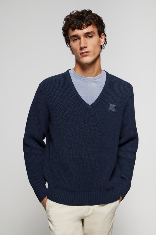 Herren-Strickpullover im Brioche-Strickmuster mit Garnstärke 9. Hergestellt aus weichem Baumwollgemisch. Es hat einen klassischen V-Ausschnitt, den Sie mit Ihrem Lieblingshemd kombinieren können. Kragen, Bund und Taille gerippt. Mit Logo verziertes Nahtband auf der Brust. Gummiertes Polo Club-Label in hoher Auflösung auf der Brust.