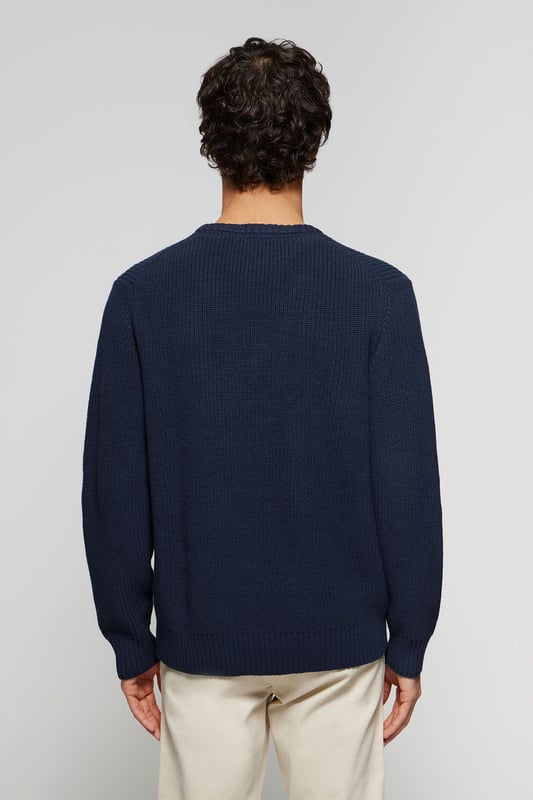 Herren-Strickpullover im Brioche-Strickmuster mit Garnstärke 9. Hergestellt aus weichem Baumwollgemisch. Es hat einen klassischen V-Ausschnitt, den Sie mit Ihrem Lieblingshemd kombinieren können. Kragen, Bund und Taille gerippt. Mit Logo verziertes Nahtband auf der Brust. Gummiertes Polo Club-Label in hoher Auflösung auf der Brust.