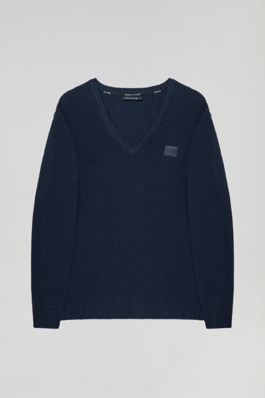 Herren-Strickpullover im Brioche-Strickmuster mit Garnstärke 9. Hergestellt aus weichem Baumwollgemisch. Es hat einen klassischen V-Ausschnitt, den Sie mit Ihrem Lieblingshemd kombinieren können. Kragen, Bund und Taille gerippt. Mit Logo verziertes Nahtband auf der Brust. Gummiertes Polo Club-Label in hoher Auflösung auf der Brust.
